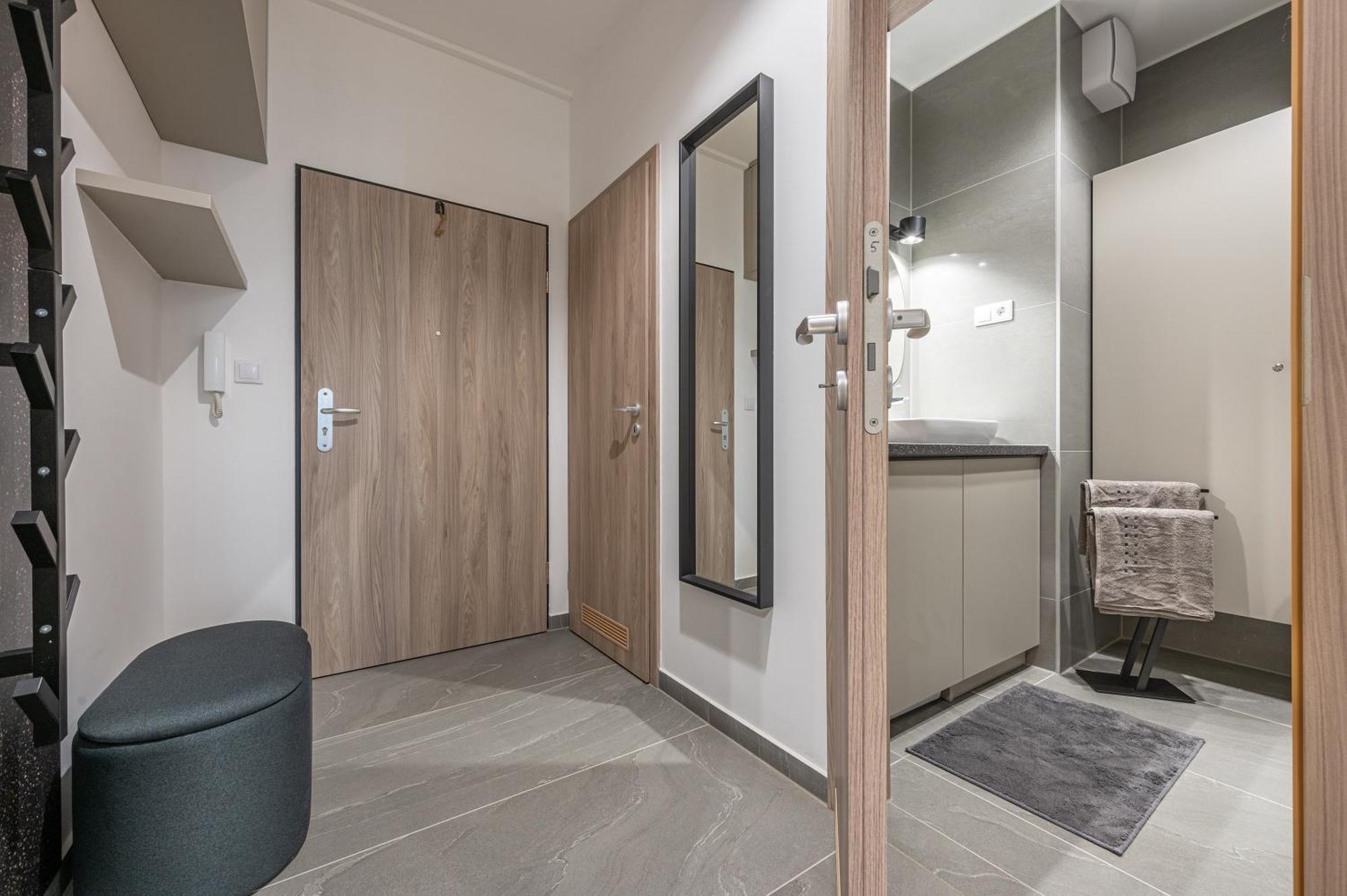 Condo With Balcony @ Downtown Будапеща Екстериор снимка