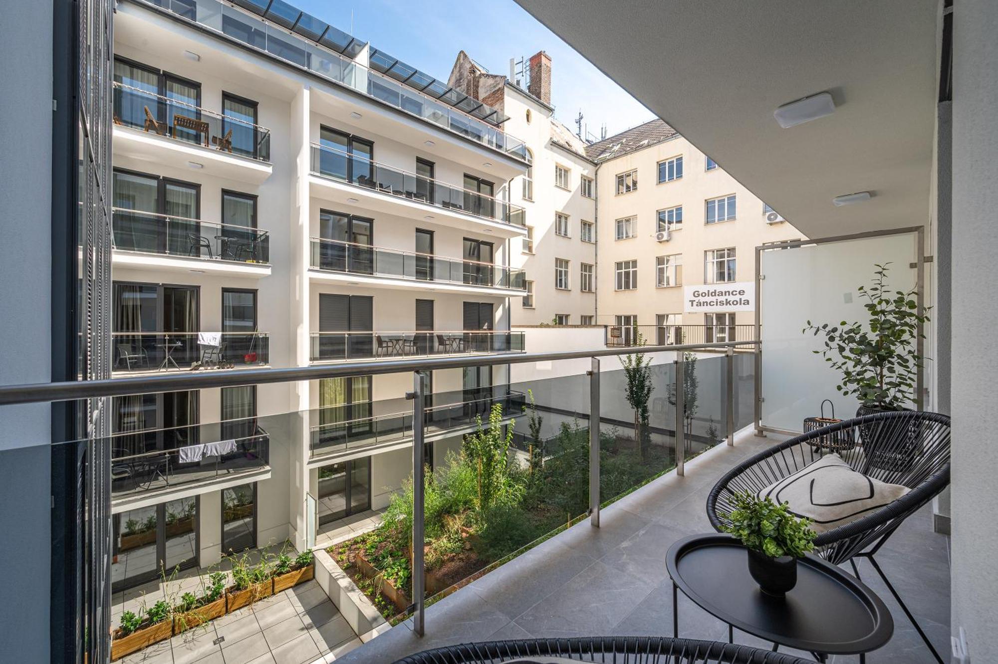 Condo With Balcony @ Downtown Будапеща Екстериор снимка